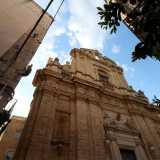 Per scoprire la mostra, imbocchiamo strada Santa Teresa dei Maschi, via che conduce davanti alla facciata tripartita dell�omonimo tempio